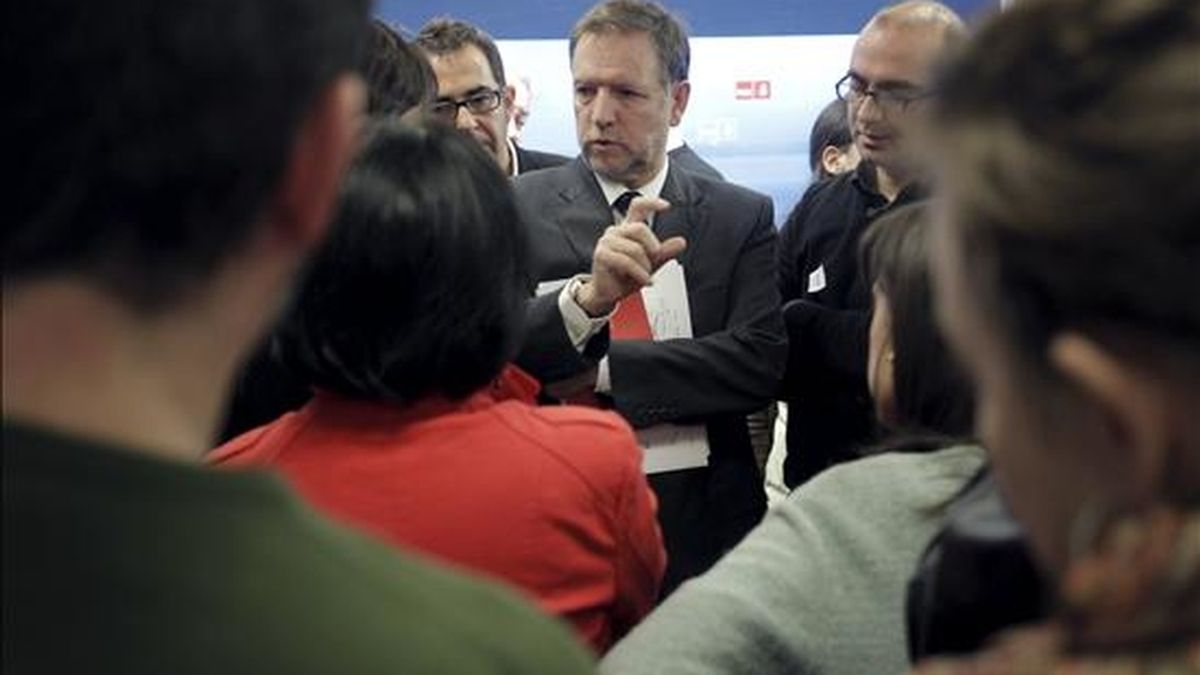 El secretario de Organización del PSOE, Marcelino Iglesias, durante la rueda de prensa posterior a la reunión de la Comisión Permanente del partido, que ha analizado los resultados de las elecciones catalanas. EFE