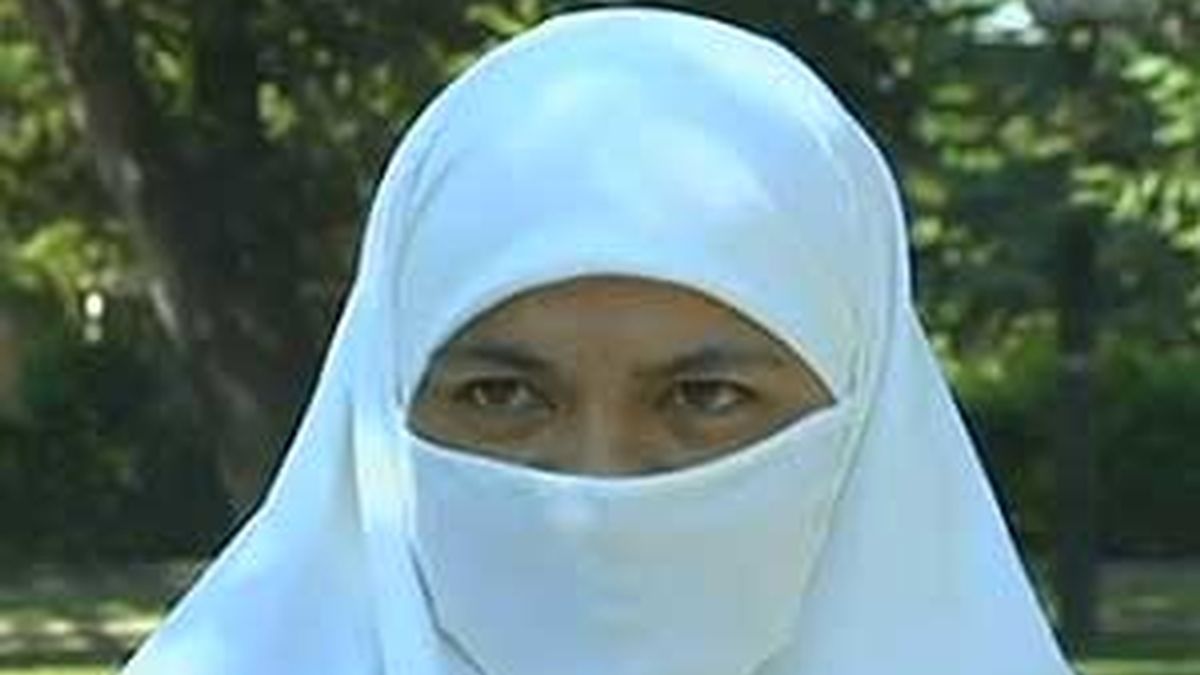 Para esta musulmana vestir el 'nicab' es una cuestión de dignidad. Vídeo: Informativos Telecinco.