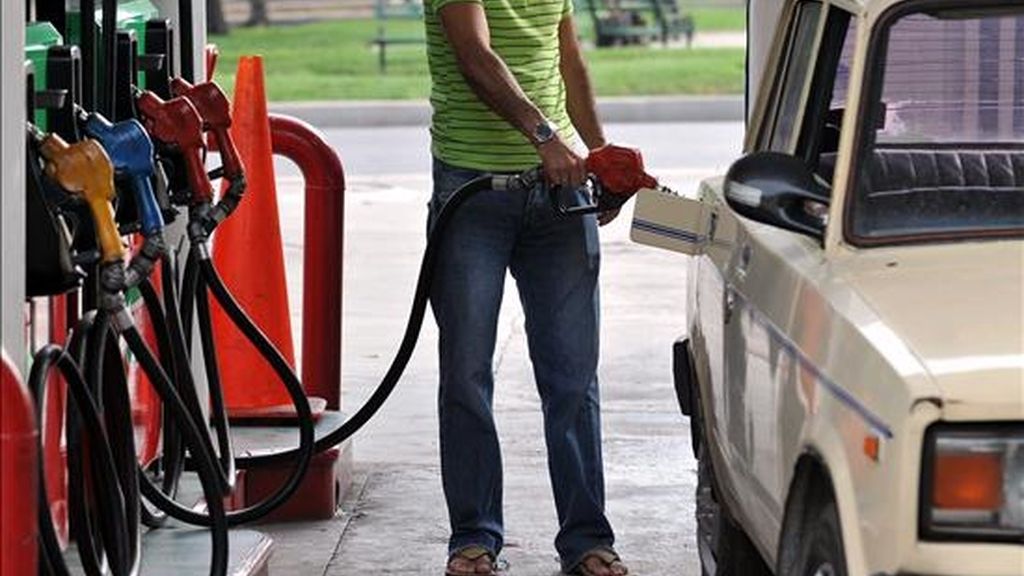 Un cliente surte el tanque de su vehículo con gasolina este lunes en La Habana (Cuba). El Gobierno cubano anunció una subida de los precios de la gasolina y el diesel, en porcentajes que oscilan entre el 10 y el 18 por ciento. EFE Un cliente surte el tanque de su vehículo con gasolina este lunes en La Habana (Cuba). El Gobierno cubano anunció una subida de los precios de la gasolina y el diesel, en porcentajes que oscilan entre el 10 y el 18 por ciento. EFE