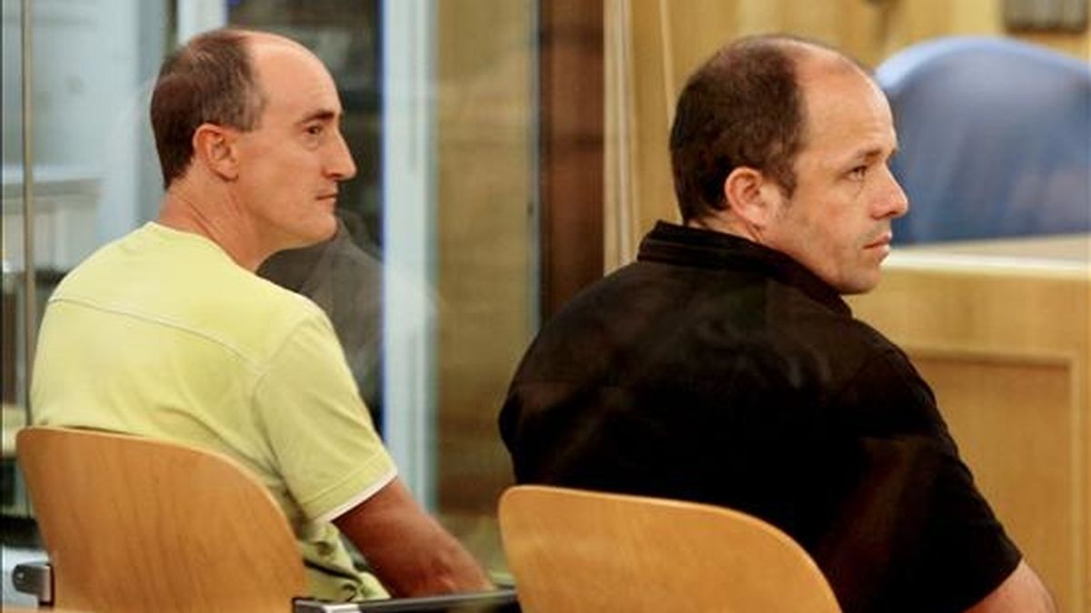 Los miembros del grupo municipal de ANV -ya disuelto- en Berriozar (Navarra) Fermín Irigoyen (i) y Ezequiel Martínez, durante el juicio hoy en la Audiencia Nacional por de un delito de enaltecimiento del terrorismo. EFE