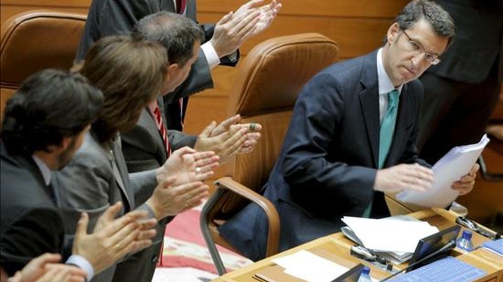 Alberto Núñez Feijóo (d), recibe el aplauso de su grupo parlamentario tras su discurso en la primera jornada del Pleno de Investidura en el Parlamento de Galicia y que le convertirá el proximo jueves 16 en presidente de la Xunta con los votos de la mayoría absoluta del PP de G en la cámara gallega. EFE Alberto Núñez Feijóo (d), recibe el aplauso de su grupo parlamentario tras su discurso en la primera jornada del Pleno de Investidura en el Parlamento de Galicia y que le convertirá el proximo jueves 16 en presidente de la Xunta con los votos de la mayoría absoluta del PP de G en la cámara gallega. EFE