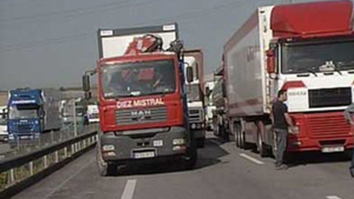 Las distintas concentraciones de camiones provocaron colapsos en las carreteras. Foto: EFE.