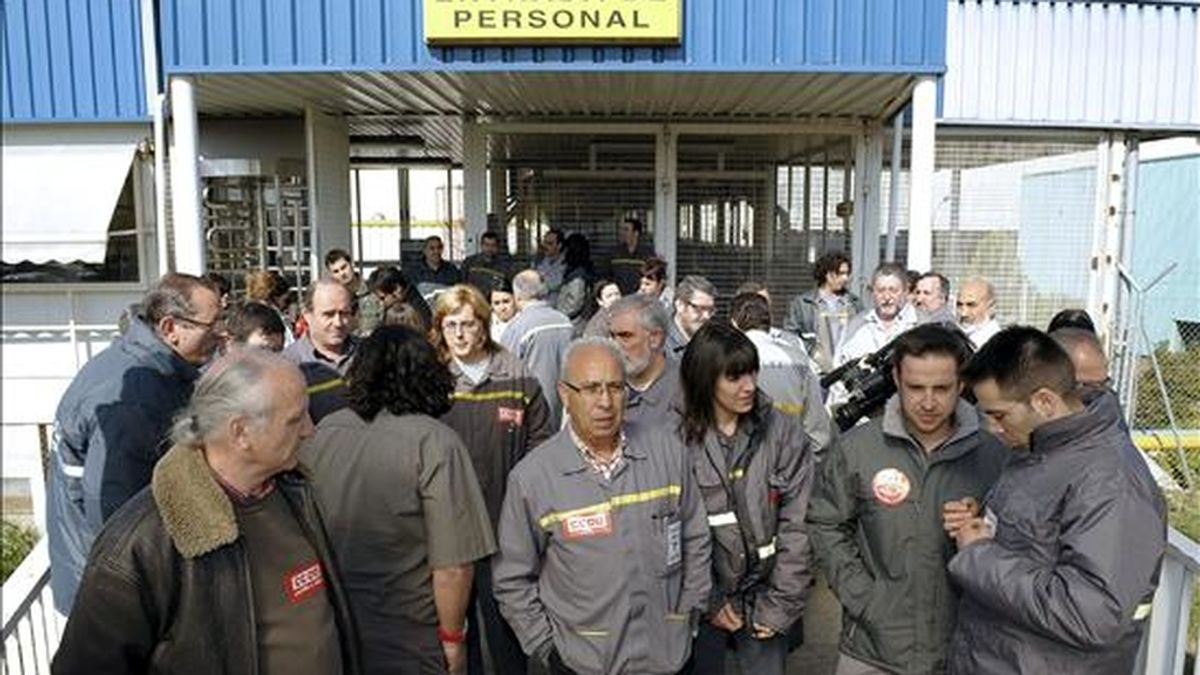 Delegados sindicales de Renault han comenzado hoy un encierro en las fábricas de Palencia, Valladolid (en la imagen) y Sevilla, en defensa del mantenimiento de la actividad en la factoría vallisoletana de Carrocería y Montaje. EFE