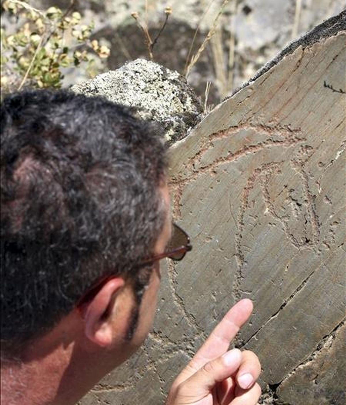 El alcalde de Villar de la Yegua, Tomás Méndez, señala uno de los 600 grabados de los yacimientos de Siega Verde, que ayer fueron declarados Patrimonio de la Humanidad. EFE/Carlos García