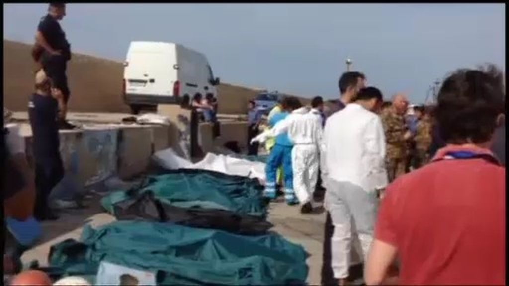 Al menos 130 fallecidos al hundirse un barco con inmigrantes en Lampedusa, Italia