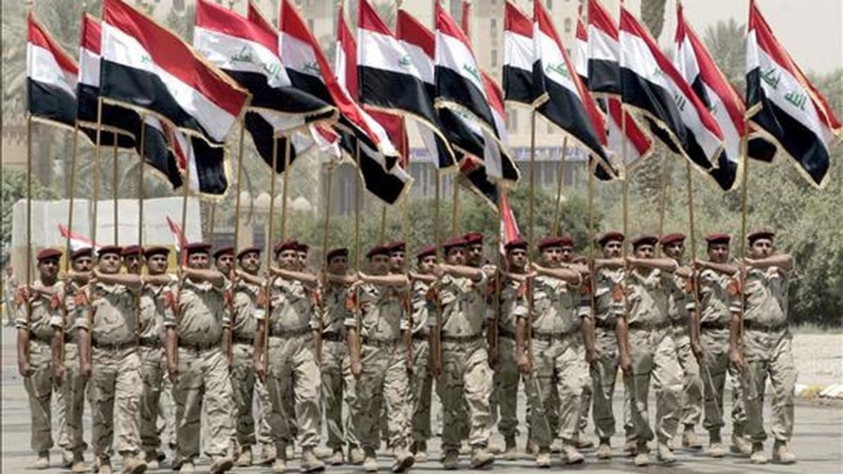 Soldados iraquíes participan en un desfile celebrado con motivo de la retirada de las tropas estadounidenses en Bagdad. EFE