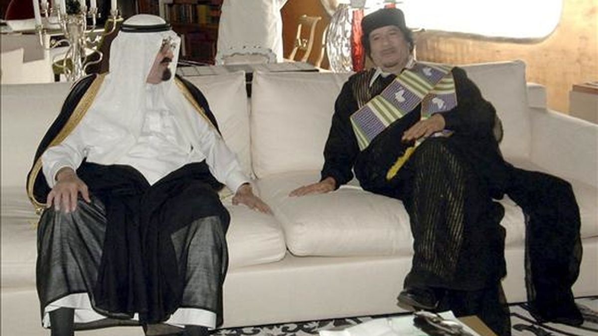 Fotografía cedida por la agencia de noticias saudita que muestra al rey saudí, Abdulá bin Abdelaziz (izq.), junto al líder libio, Muamar al Gadafi, hoy en Doha. EFE