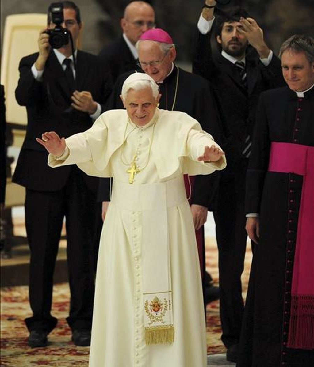 El Papa Benedicto XVI saluda a los peregrinos al comienzo de la audiencia general de los miércoles, celebrada en el salón Nervi del Vaticano, el 4 de febrero. Benedicto XVI hizo hoy un llamamiento para que cesen los combates en Sri Lanka, se respeten los derechos humanos, se garanticen las necesidades alimentarias y médicas de la población, así como la libertad de movimiento. En los últimos días se han registrado violentos combates en el norte de Sri Lanka entre el Ejército y la guerrilla tamil en los que han muerto por los menos 52 civiles. EFE El Papa Benedicto XVI saluda a los peregrinos al comienzo de la audiencia general de los miércoles, celebrada en el salón Nervi del Vaticano, el 4 de febrero. Benedicto XVI hizo hoy un llamamiento para que cesen los combates en Sri Lanka, se respeten los derechos humanos, se garanticen las necesidades alimentarias y médicas de la población, así como la libertad de movimiento. En los últimos días se han registrado violentos combates en el norte de Sri Lanka entre el Ejército y la guerrilla tamil en los que han muerto por los menos 52 civiles. EFE