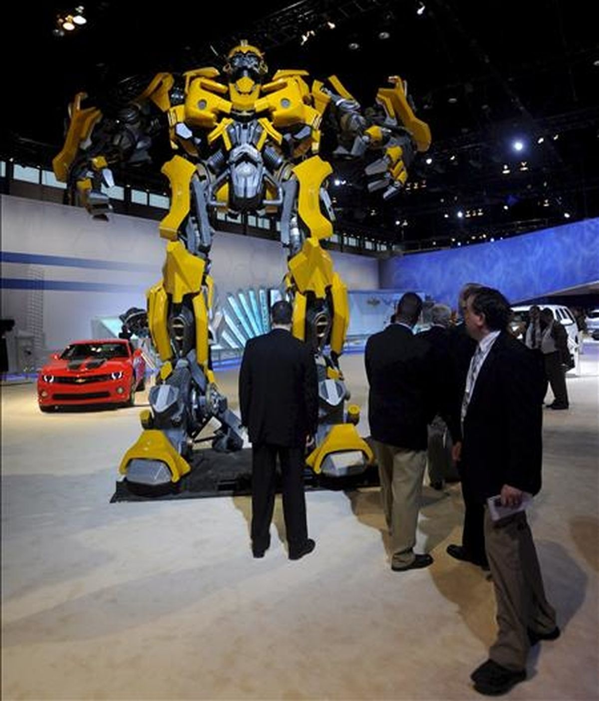 Varias personas observan al personaje "Bumble Bee" de Transformers en el Salón del Automovil de Chicago. EFE