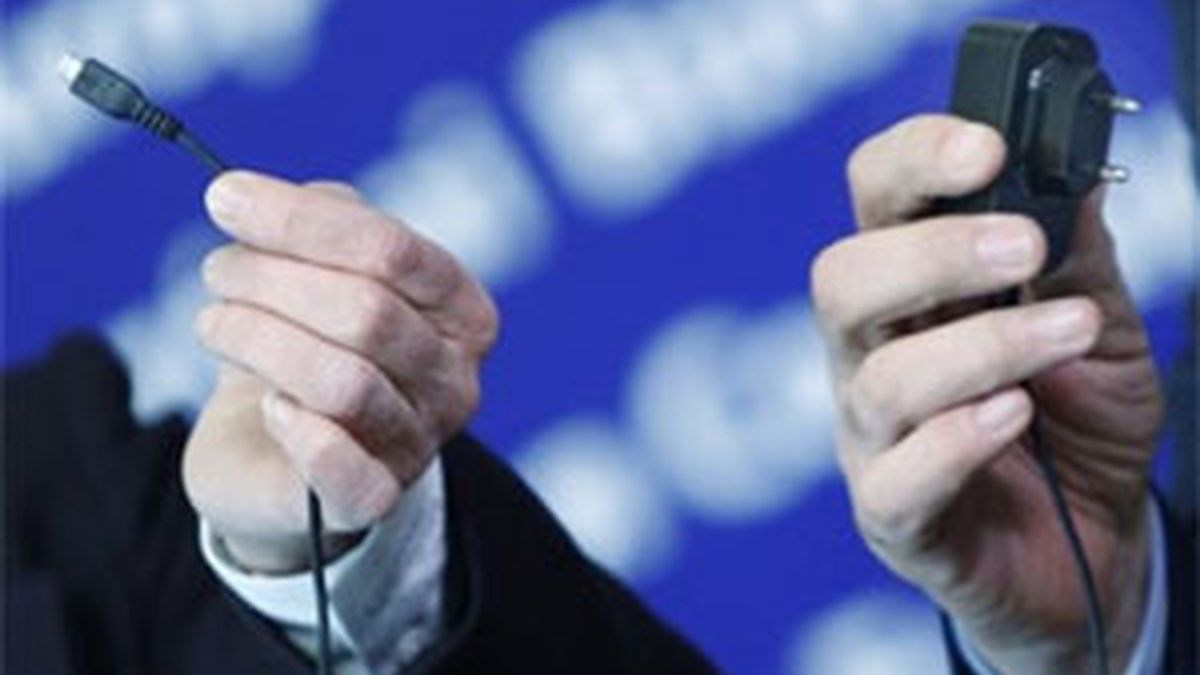 Antonio Tajani ha recibido el prototipo de manos de la directora general de DigitalEurope. Foto: AP.