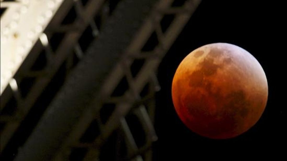 Imagen de la luna cuando el eclipse alcanza su totalidad y la hace ver de color rojizo. EFE/Archivo Imagen de la luna cuando el eclipse alcanza su totalidad y la hace ver de color rojizo. EFE/Archivo