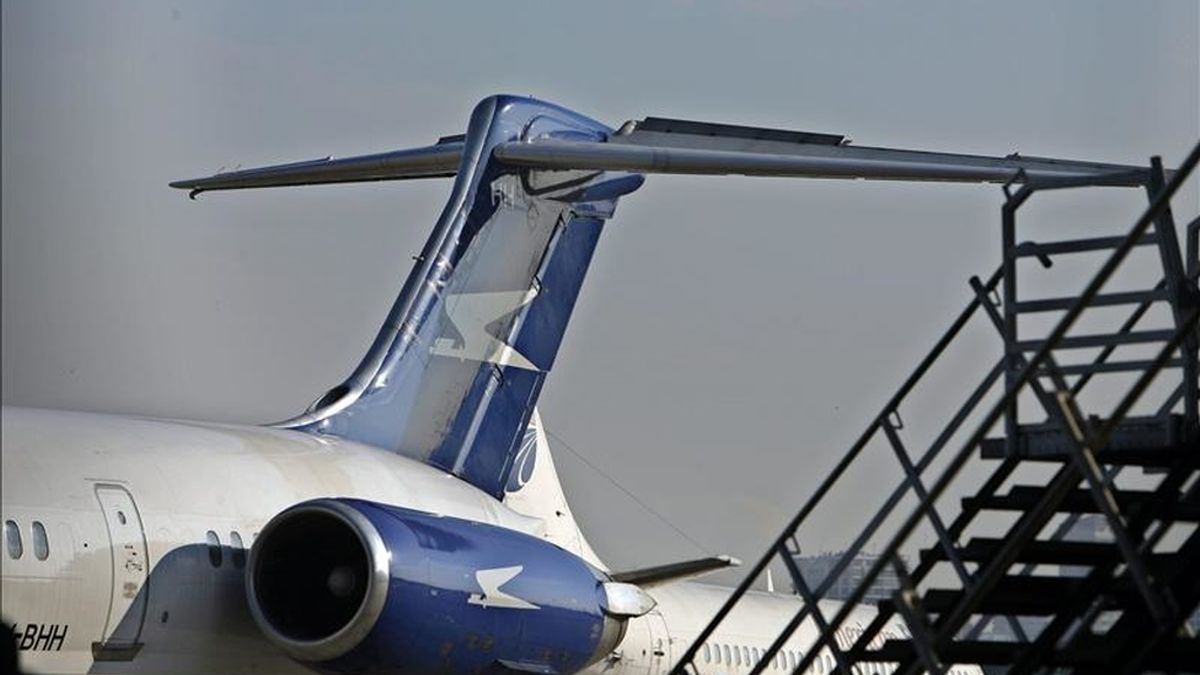 Efectivos de la Policía de Seguridad Aeroportuaria sacaron la aeronave de la pista y la llevaron a un lugar seguro, donde fueron desembarcados los pasajeros y el equipaje. EFE/Archivo