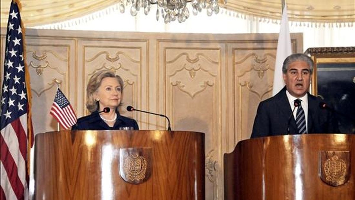 La secretaria de Estado estadounidense, Hillary Clinton (izq), y el ministro de Exteriores paquistaní, Shah Mehmud Qureshi (dcha), dan una rueda de prensa conjunta en Islamabad (Pakistán) hoy, lunes, 19 de julio de 2010. EFE