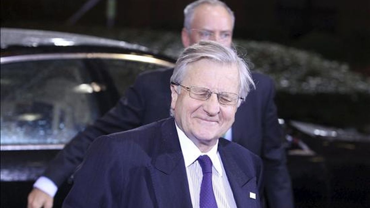 El máximo responsable del BCE, Jean-Claude Trichet, llega a la cumbre de jefes de Estado y de Gobierno de la UE en Bruselas, Bélgica, el pasado 16 de diciembre. EFE/Archivo
