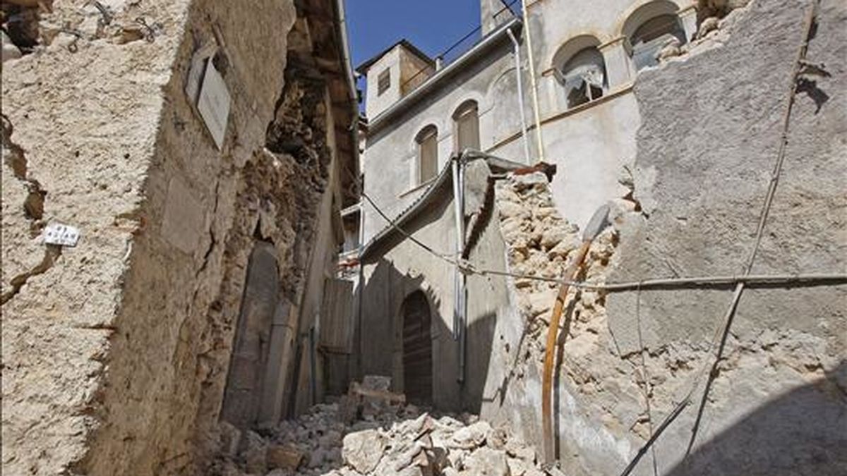 Estado en el que quedó un edificio tras el terremoto de 5,8 grados de magnitud en la escala de Richter que sacudió el centro de Italia el 6 de abril, en Tempera, en la región de L'Aquila (Italia). EFE/Archivo