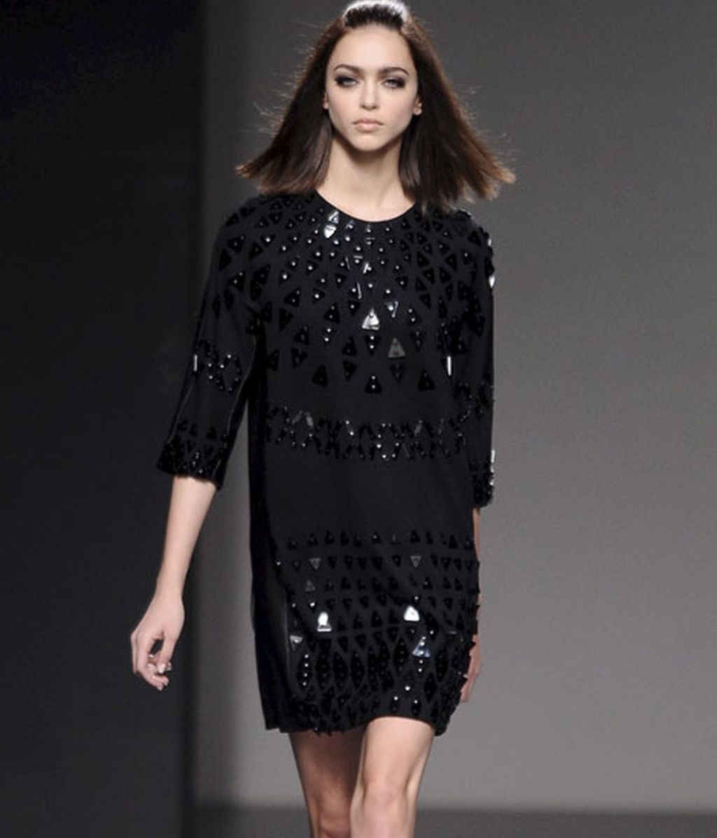 Minuciosa al combinar sedas, tules, pedrería, crochet...