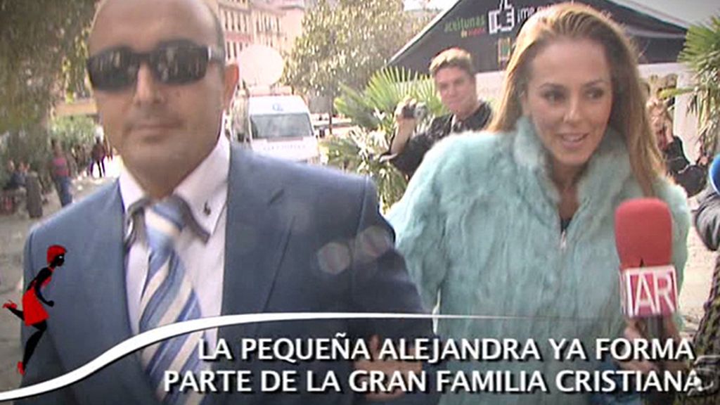 La familia posa ante las cámaras a la salida de la iglesia