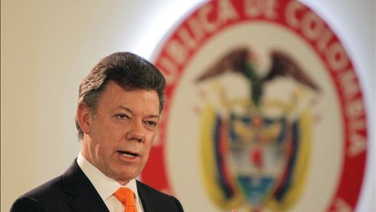 El presidente de Colombia, Juan Manuel Santos, habla este miércoles durante una rueda de prensa ofrecida junto a su homólogo chileno, Sebastián Piñera, en la Casa de Nariño, sede de Gobierno, en Bogotá (Colombia). EFE