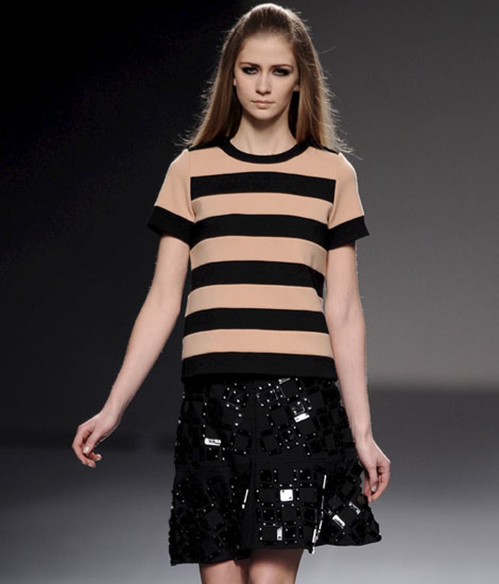 Minuciosa al combinar sedas, tules, pedrería, crochet...