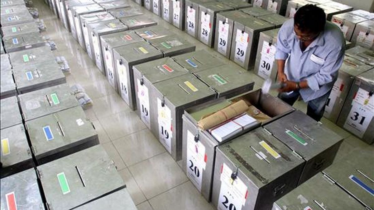 Un operario indonesio comprueba una urna electoral en la oficina de la Comisión General de las Elecciones (KPU) en la ciudad de Surabaya, Indonesia, hoy lunes 6 de abril. Indonesia celebrará sus comicios parlamentarios el próximo jueves día 9. EFE