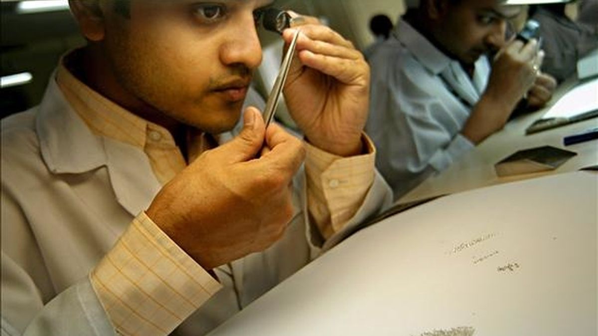 Especialistas examinan diamantes con lupas. EFE/Archivo