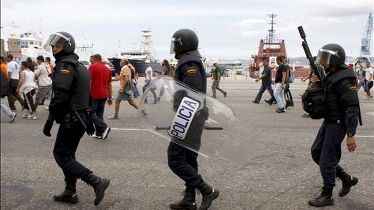 Agentes de Policía Nacional siguen a un grupo de trabajadores del sector metalúrgico de la provincia de Pontevedra en una jornada en la que se cumplen quince días de huelga. EFE
