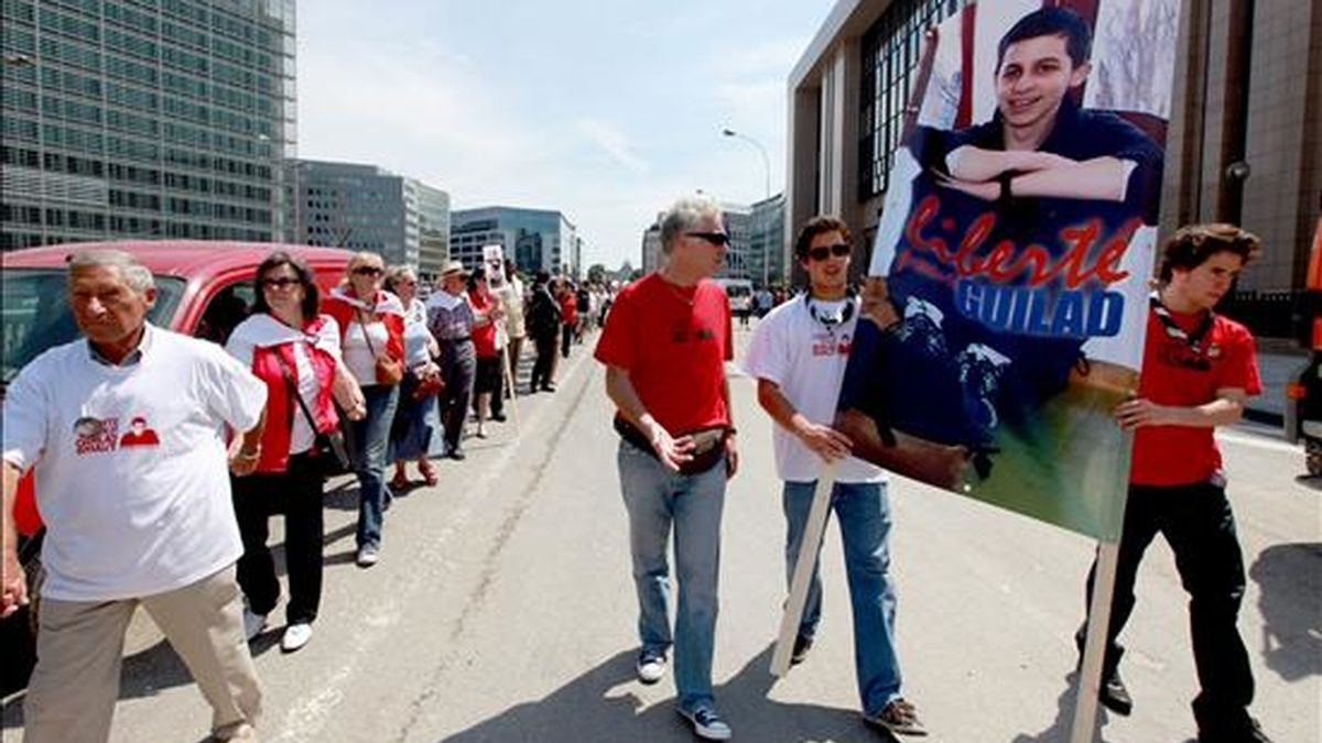 Decenas de personas se manifiestan cuando se cuemplen tres años del secuestro del soldado israelí Gilad Shalit, frente a la Comisión Europea, en Bruselas (Bélgica), el 25 de junio de 2009. EFE