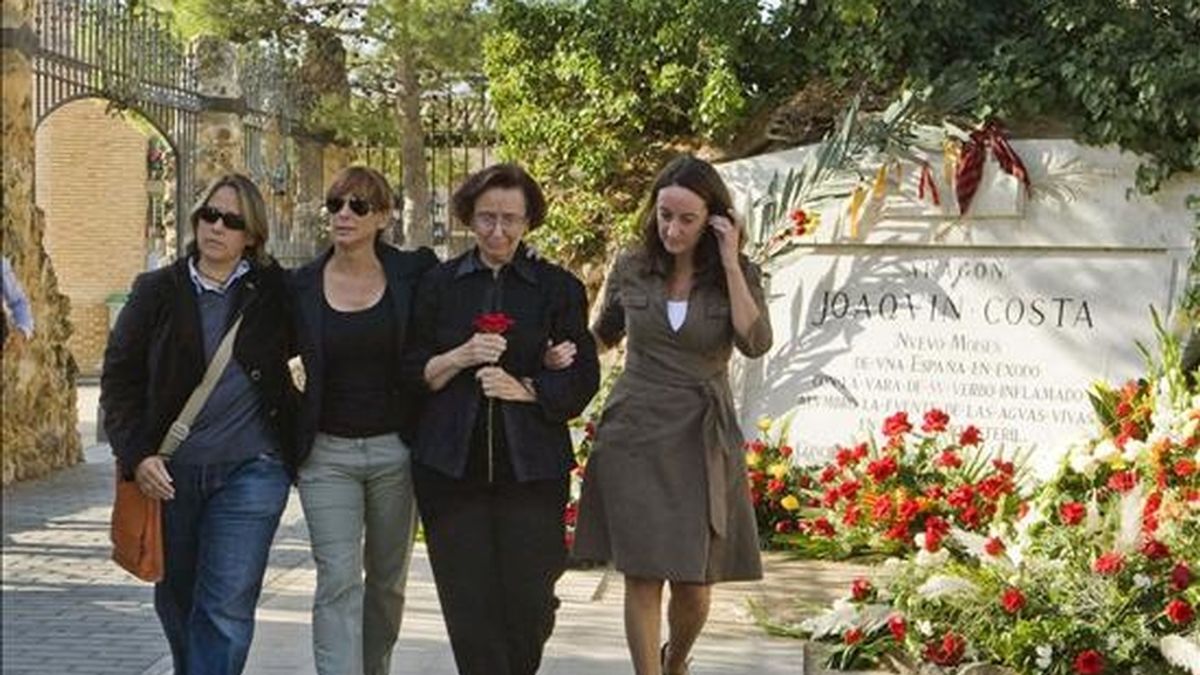 La viuda de José Antonio Labordeta, Juana de Grandes (2d), y sus hijas Paula, Ana y Ángela (i-d), tras colocar unas flores ante la tumba de Joaquín Costa -considerado el precursor del aragonesismo-, en el cementerio de Torrero de Zaragoza, donde se han depositado todas las coronas y centros que se enviaron a la capilla ardiente del cantautor, que ha sido incinerado hoy. EFE