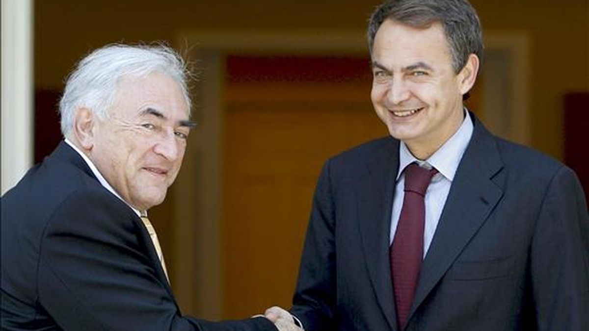 El presidente del Gobierno, José Luis Rodríguez Zapatero (d), saluda al director gerente del Fondo Monetario Internacional, Dominique Strauss Kahn, con quien se reunió el pasado 18 de junio. EFE/Archivo