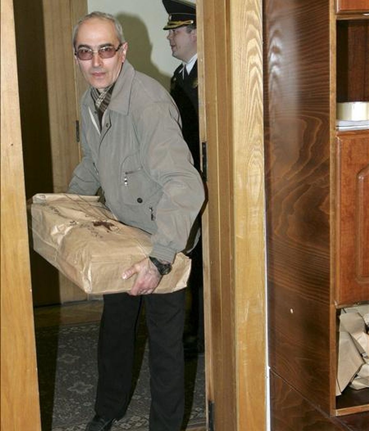 Un secretario electoral traslada al ayuntamiento de Chisinau papeletas de voto de las recientes elecciones parlamentaria. EFE