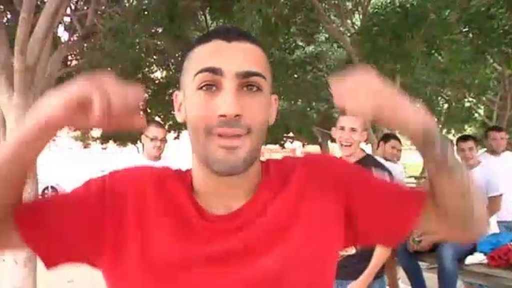 Un joven se “lía” un porro