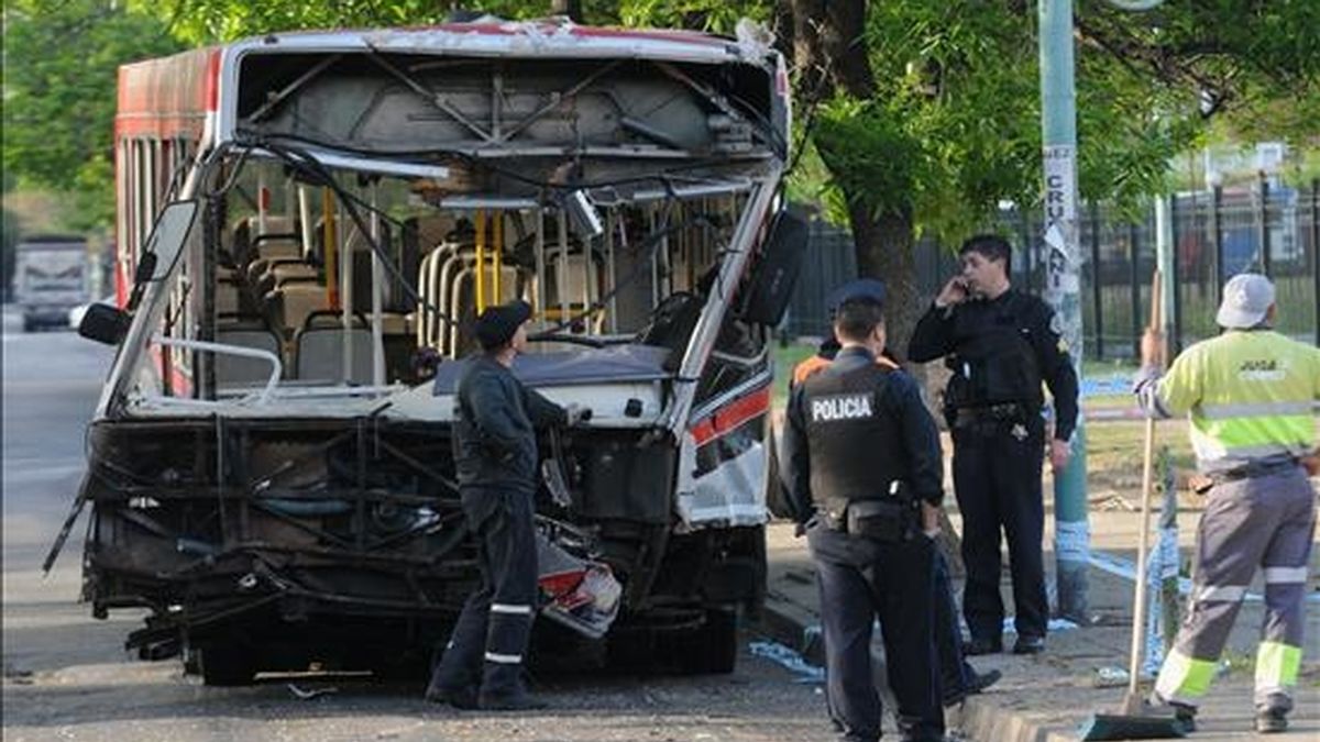 Efectivos de la Policía Federal argentina inspeccionan un autobús que chocó contra un móvil policial en octubre de 2009. EFE/Archivo