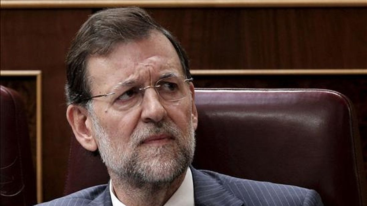 El pleno del Congreso celebra hoy el debate de totalidad de los presupuestos de 2011, sin que se esperen sorpresas tras el acuerdo del Gobierno con PNV y CC, que permitirá rechazar las cinco enmiendas que piden la devolución del texto. En la foto, el lider de la oposición, Mariano Rajoy, desde su escaño, sigue con interés las intervenciones. EFE