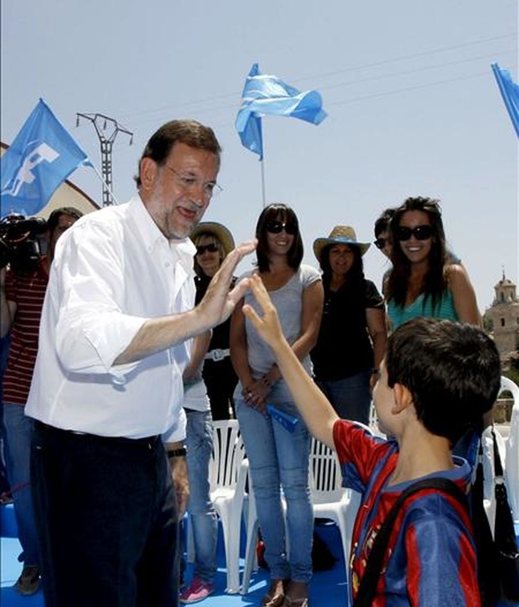 El presidente del Partido Popular, Mariano Rajoy, saluda a un niño durante un acto electoral celebrado hoy en la localidad murciana de Caravaca de la Cruz, de cara a las próximas elecciones europeas. EFE El presidente del Partido Popular, Mariano Rajoy, saluda a un niño durante un acto electoral celebrado hoy en la localidad murciana de Caravaca de la Cruz, de cara a las próximas elecciones europeas. EFE