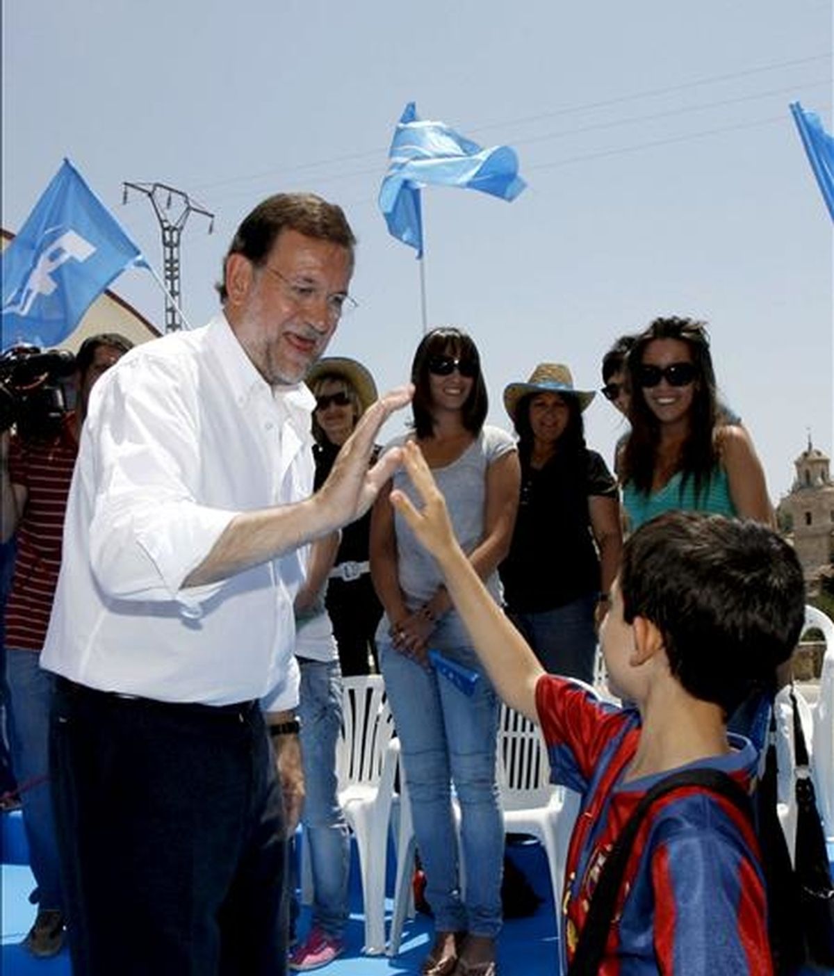 El presidente del Partido Popular, Mariano Rajoy, saluda a un niño durante un acto electoral celebrado hoy en la localidad murciana de Caravaca de la Cruz, de cara a las próximas elecciones europeas. EFE