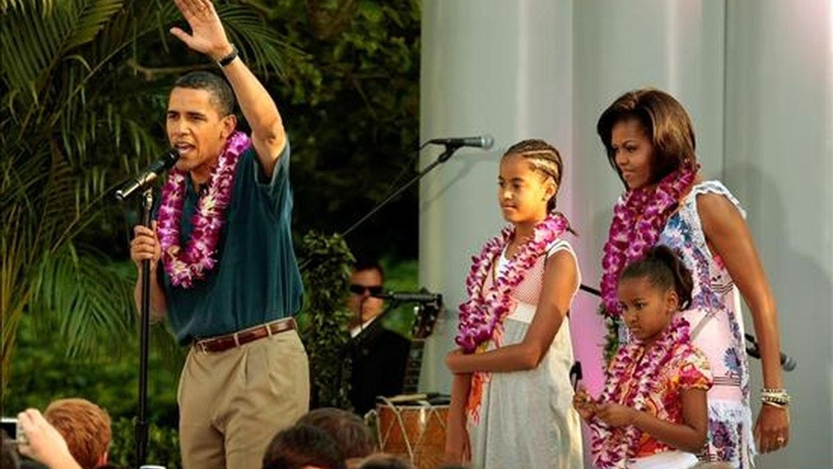 El presidente de EEUU, Barack Obama, y su familia Malia Obama, Michelle Obama y Sasha Obama participan en una fiesta hawaiana organizada para los miembros del congreso y sus familias en el Ala Sur de la Casa Blanca. EFE