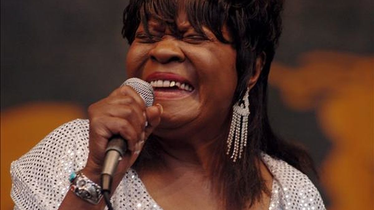 Fotografía de mayo de 2006 en la que se ve a la cantantae Koko Taylor, durante una presentanción en el 37 festival anual de Jazz en Nueva Orleans. Taylor murió a los 80 años, víctima de una complicación gastrointestinal. EFE/Archivo