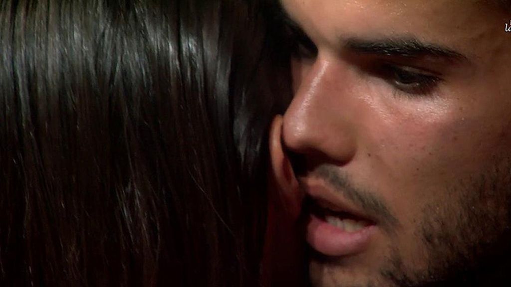 Abrazaba a su chico mientras él le decía: "Te amo"