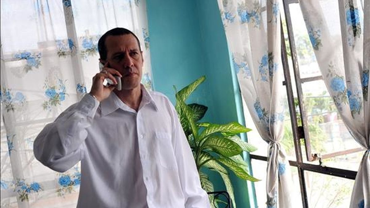 El preso político cubano, Egberto Ángel Escobedo Morales, habla por teléfono, tras ser excarcelado con libertad condicional. EFE El preso político cubano, Egberto Ángel Escobedo Morales, habla por teléfono, tras ser excarcelado con libertad condicional. EFE