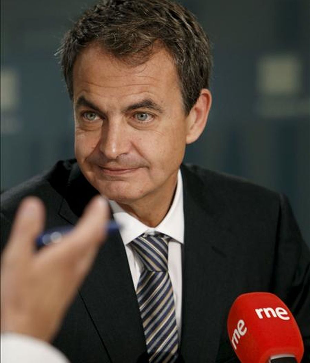 El presidente del Gobierno, José Luis Rodríguez Zapatero, en declaraciones a RNE, esta mañana, desde el Palacio de la Moncloa. EFE El presidente del Gobierno, José Luis Rodríguez Zapatero, en declaraciones a RNE, esta mañana, desde el Palacio de la Moncloa. EFE