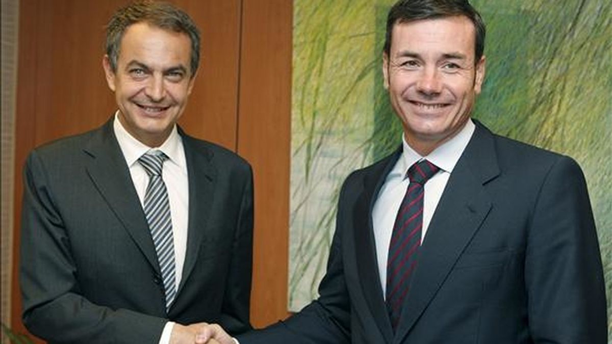 El presidente del Gobierno, José Luis Rodríguez Zapatero (i), junto al secretario general de los socialistas madrileños, Tomás Gómez. EFE/Archivo