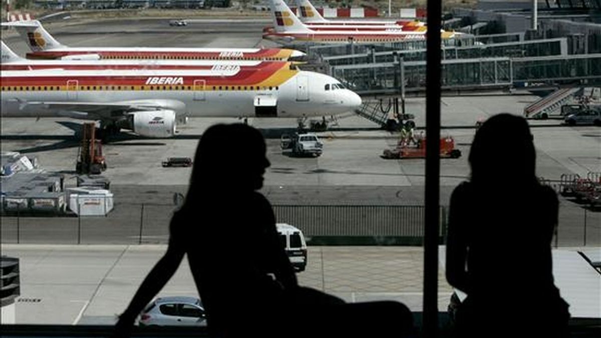 Varios aviones de Iberia permanecen estacionados en la T-4 del aeropuerto de Madrid-Barajas. EFE/Archivo