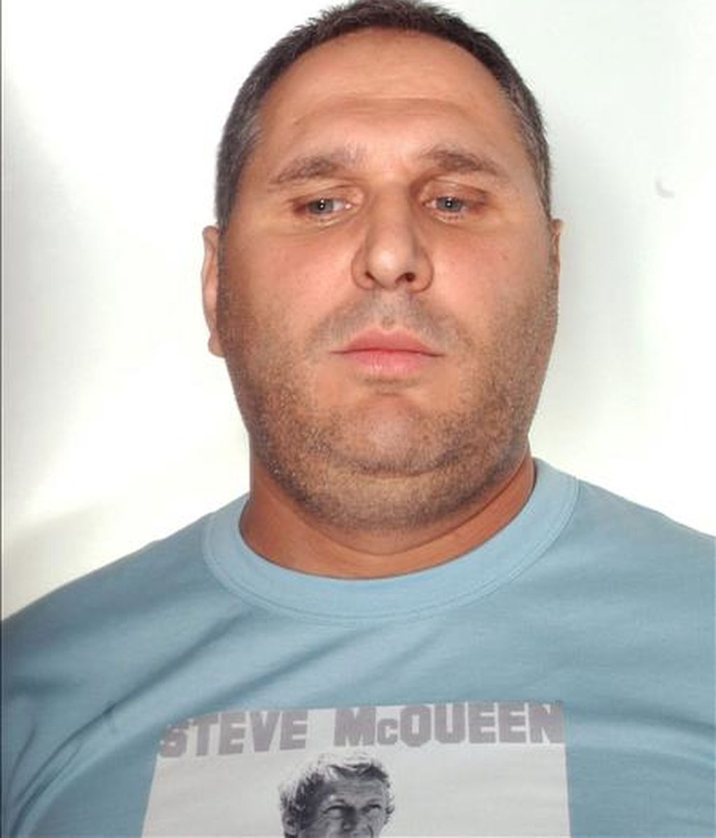 Fotografía cedida por la policía de Nápoles que muestra a Cesare Pagano, uno de los jefes de la camorra napolitana. La Policía italiana detuvo hoy a Pagano, considerado jefe del peligroso y sanguinario clan mafioso de los "escisionistas" de la Camorra napolitana y brazo derecho de Raffaele Amato, el "capo" camorrista detenido en España en mayo de 2009. EFE/Policía de Nápoles Fotografía cedida por la policía de Nápoles que muestra a Cesare Pagano, uno de los jefes de la camorra napolitana. La Policía italiana detuvo hoy a Pagano, considerado jefe del peligroso y sanguinario clan mafioso de los "escisionistas" de la Camorra napolitana y brazo derecho de Raffaele Amato, el "capo" camorrista detenido en España en mayo de 2009. EFE/Policía de Nápoles