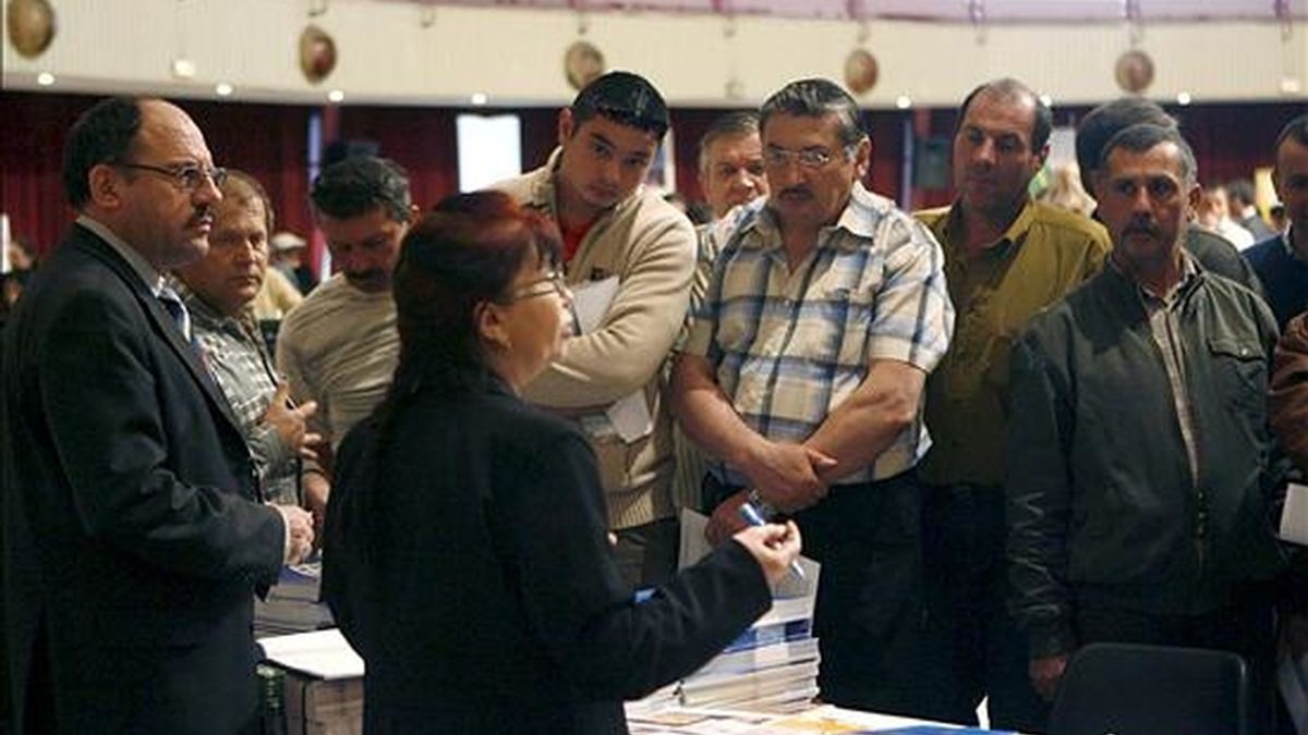 Imagen de archivo de un grupo de inmigrantes rumanos que acudieron a Castellón en abril del año pasado para recibir información de las ofertas de trabajo. EFE