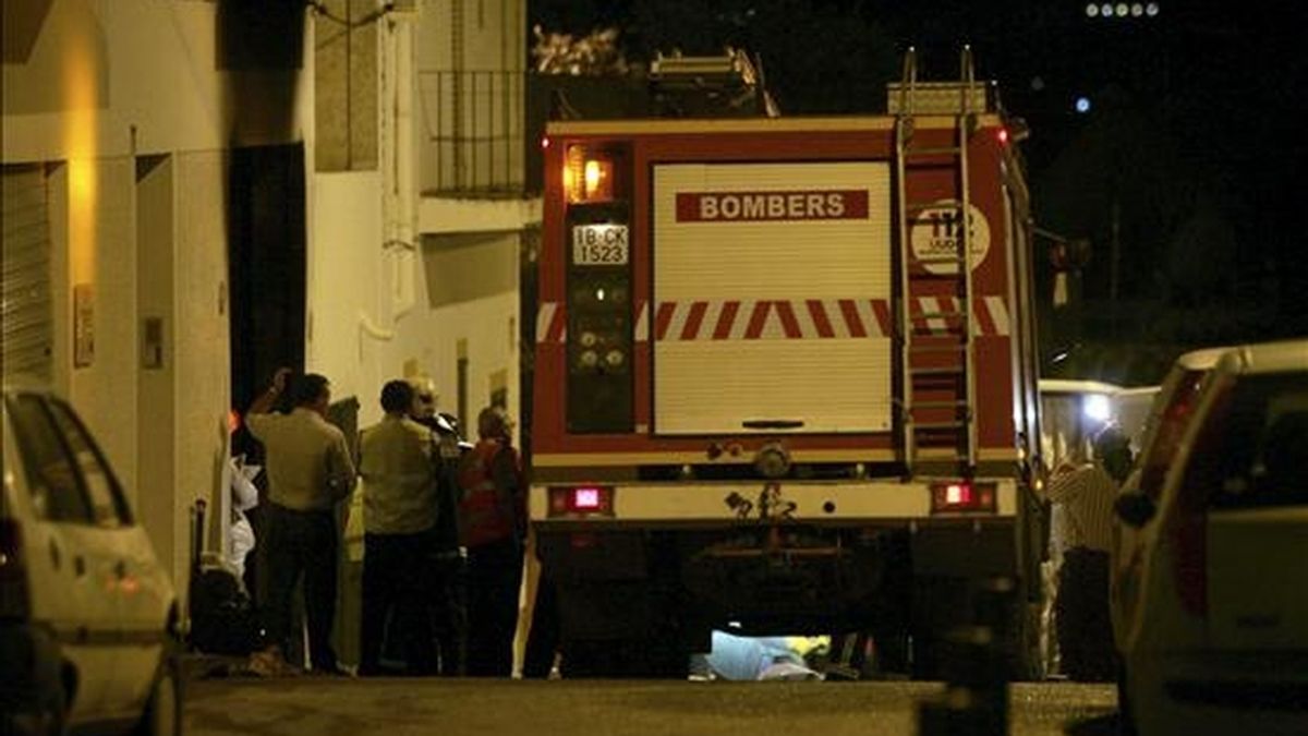 En la imagen, un vehículo de los bomberos durante un incendio en Ibiza. EFE/Archivo