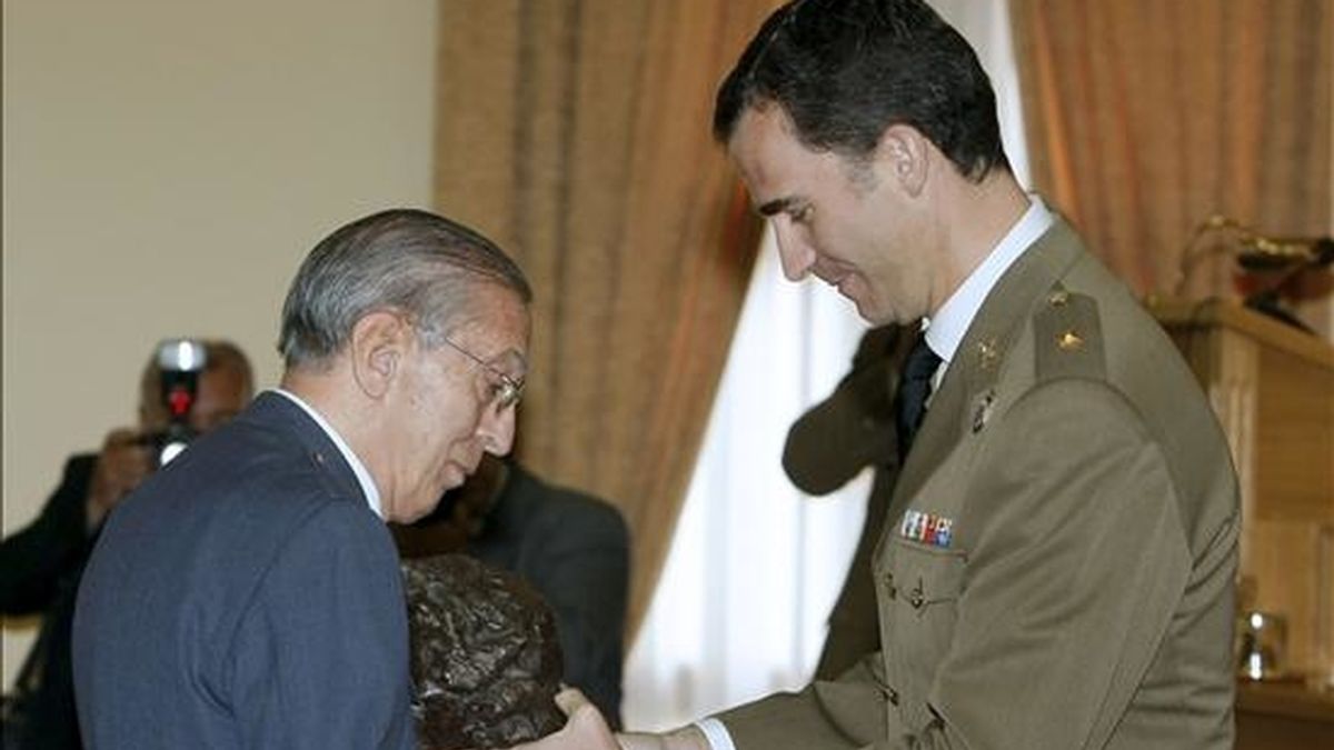 El príncipe Felipe entrega al general Jesús María Salas Larrazabal (i), el Premio 'Marqués de Santa Cruz de Marcenado', durante el acto de clausura del XLV Ciclo Académico impartido en el Centro Superior de Estudios de la Defensa Nacional (CESEDEN). EFE