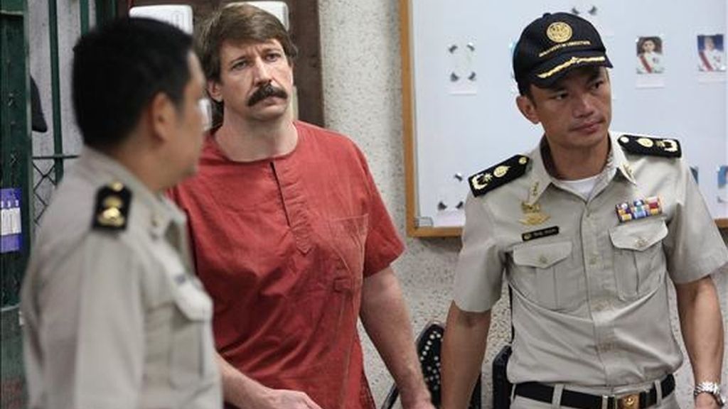El presunto traficante de armas ruso Viktor Bout (c) es escoltado por comandos tailandeses al llegar hoy, lunes 04 de octubre de 2010, a la corte criminal de Bangkok (Tailandia). Bout llego a la corte para los procedimientos de malversación y lavado de dinero después de que Washington decidió retirar éstos cargos cuando la Corte de Apelaciones decretó que Bout debía ser extraditado a Estados Unidos para enfrentar cargos por tráfico de armas. EFE El presunto traficante de armas ruso Viktor Bout (c) es escoltado por comandos tailandeses al llegar hoy, lunes 04 de octubre de 2010, a la corte criminal de Bangkok (Tailandia). Bout llego a la corte para los procedimientos de malversación y lavado de dinero después de que Washington decidió retirar éstos cargos cuando la Corte de Apelaciones decretó que Bout debía ser extraditado a Estados Unidos para enfrentar cargos por tráfico de armas. EFE