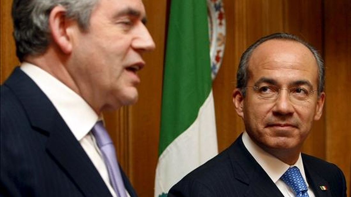 El primer ministro británico Gordon Brown (izda) y el presidente mexicano Felipe Calderón atienden a los medios durante la rueda de prensa ofrecida en Downing Street, Londres, Reino Unido, el 30 de marzo de 2009. La visita de Calderón acabará el jueves, día en que asistirá a la cumbre del G-20 (grupo de los veinte principales países industrializados y emergentes). EFE