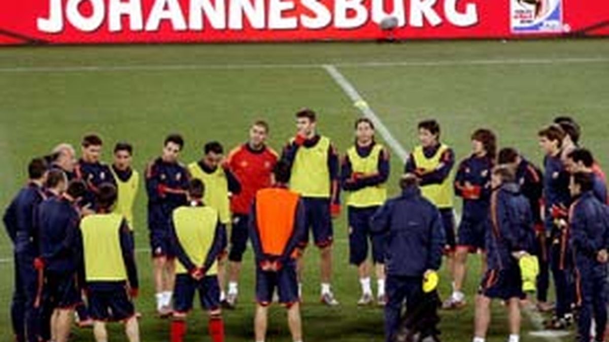 Los jugadores de la selección española escuchan al entrenador en el entrenamiento del sábado. Foto: EFE