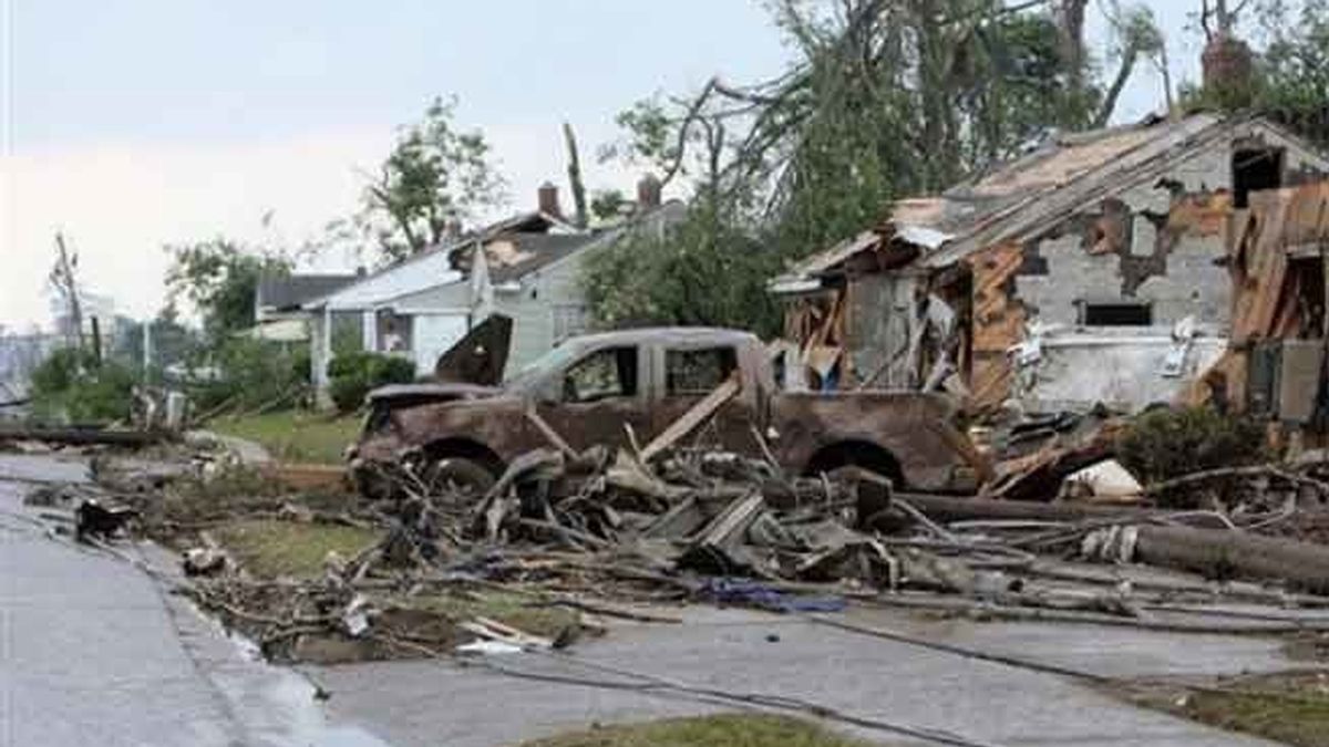 Casas y coches destruidos en Tuscaloosa, Alabama tras el paso del último tornado este miércoles. Foto AP